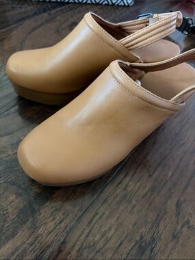 Universal Thread Tan Leather-Look Slingback Clogs
